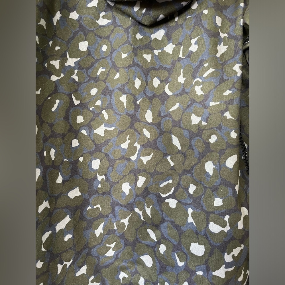 NWT, Camo 1/4 zip Vineyard Vine shep shirt with hood - Picture 6 of 10